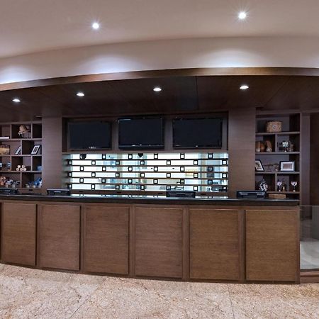 Four Points By Sheraton Galerias Μοντερέι Εξωτερικό φωτογραφία The reception desk at the library