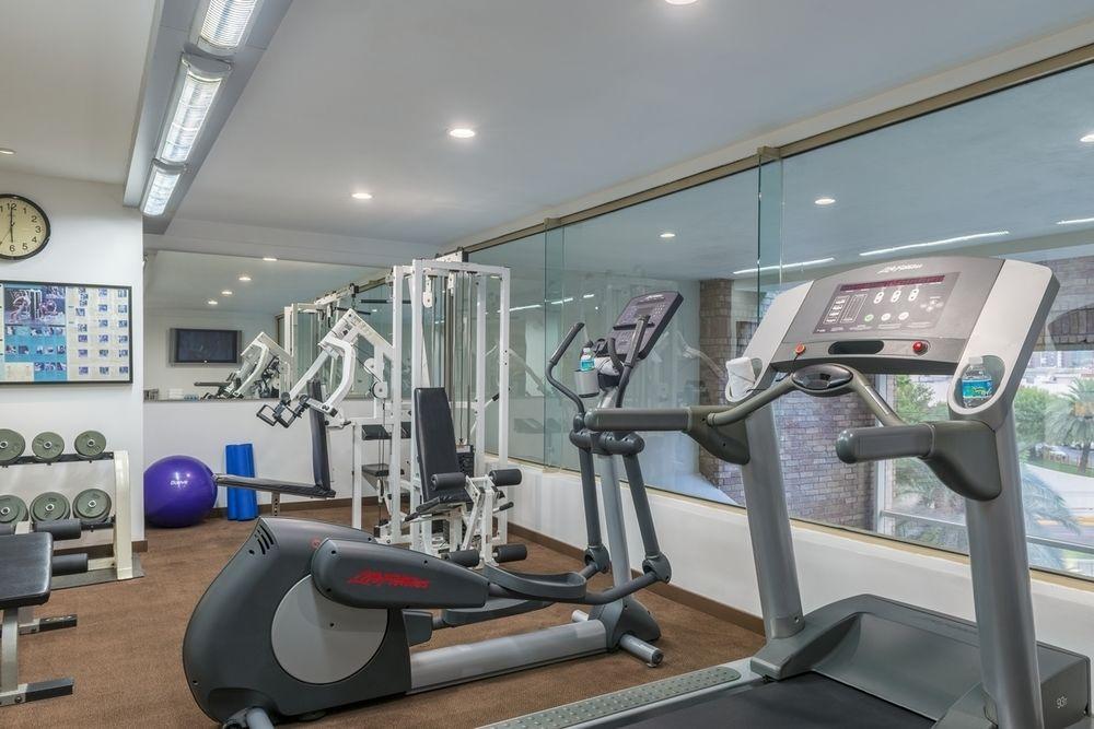 Four Points By Sheraton Galerias Μοντερέι Εξωτερικό φωτογραφία The gym at the hotel