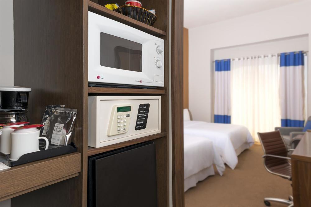 Four Points By Sheraton Galerias Μοντερέι Εξωτερικό φωτογραφία A safe in a hotel room