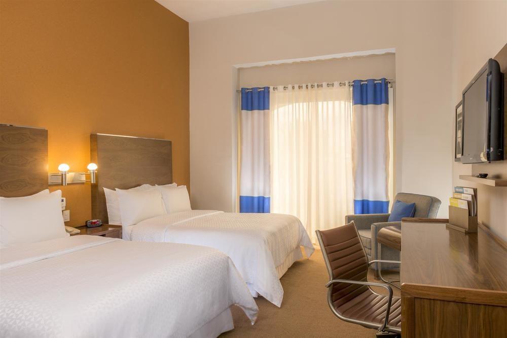 Four Points By Sheraton Galerias Μοντερέι Εξωτερικό φωτογραφία A typical room at the hotel