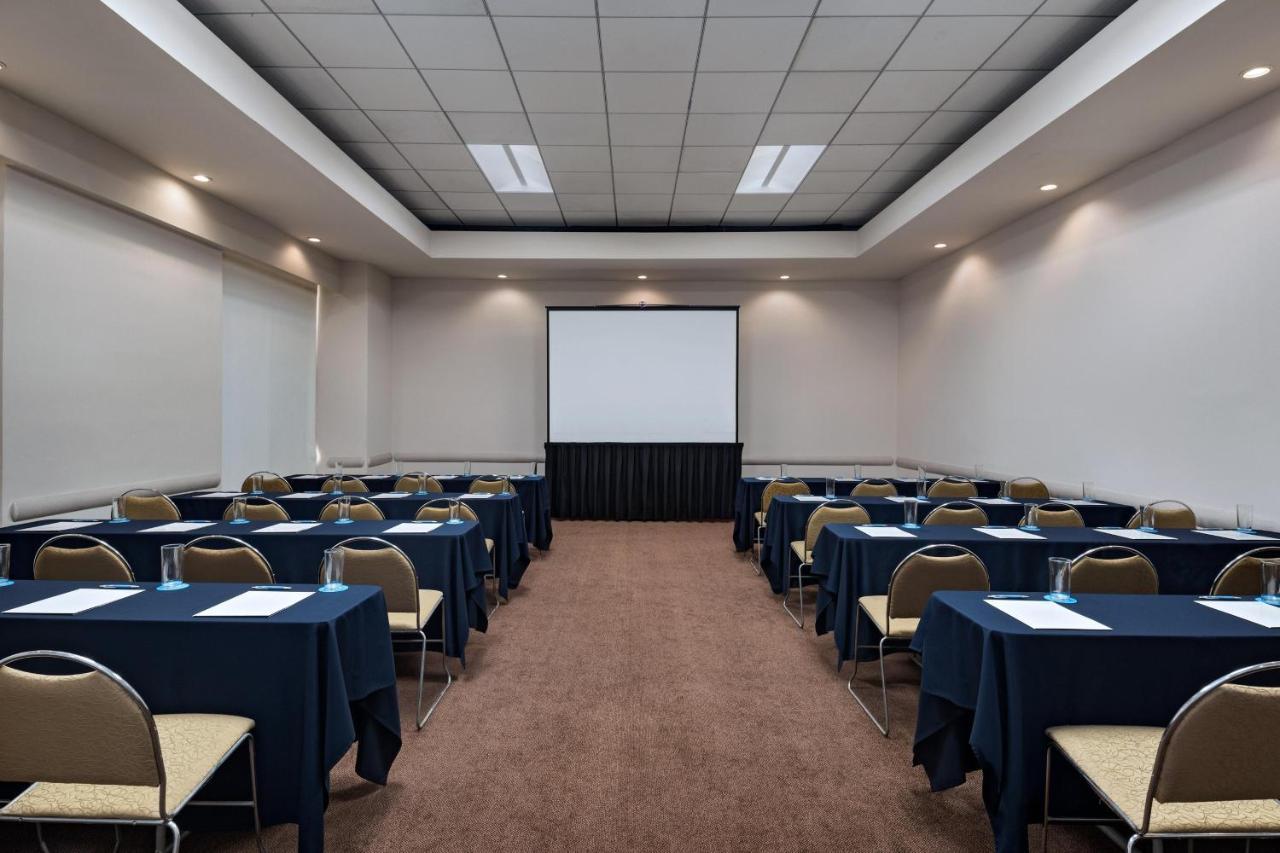 Four Points By Sheraton Galerias Μοντερέι Εξωτερικό φωτογραφία A typical conference room