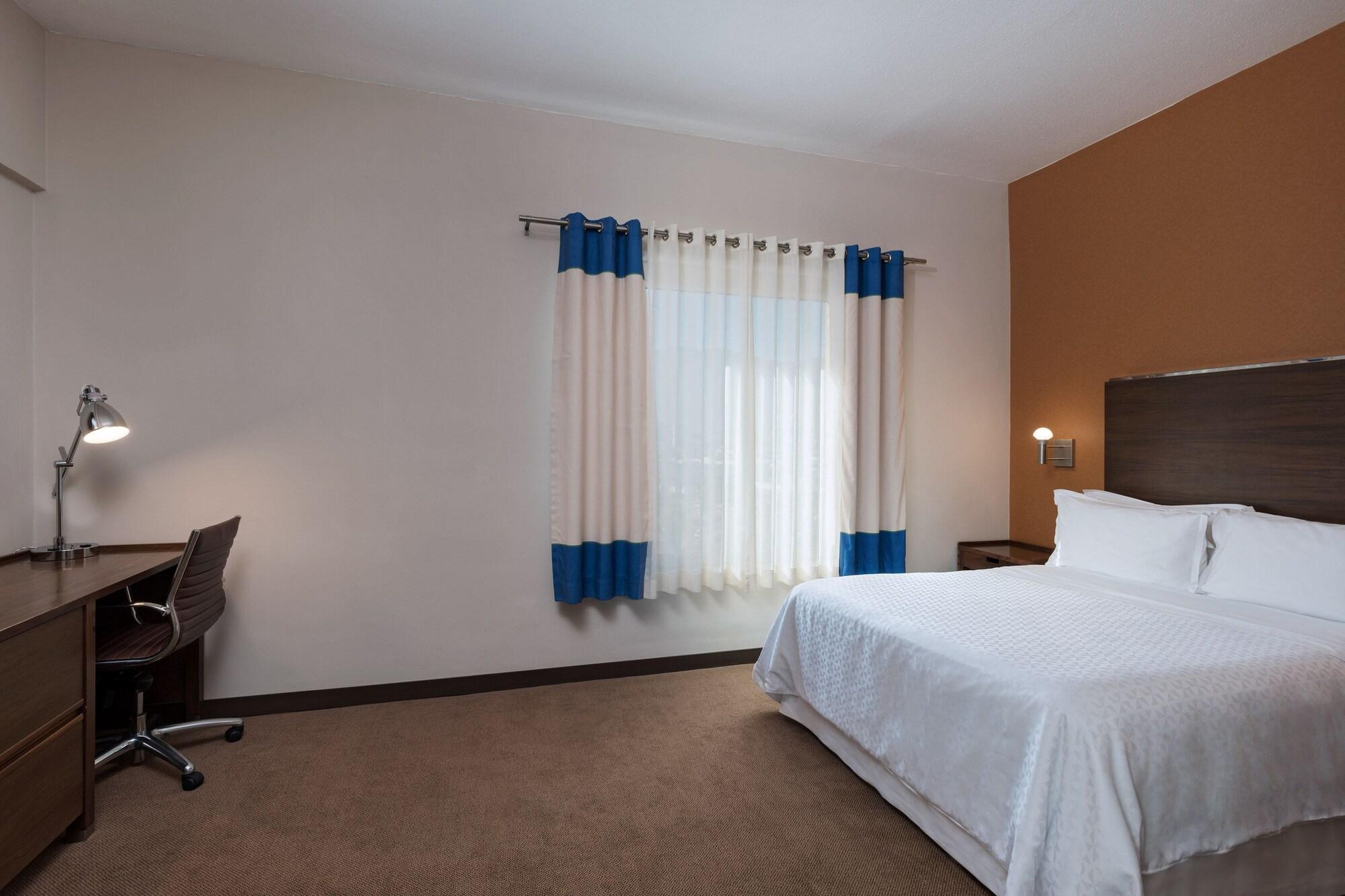 Four Points By Sheraton Galerias Μοντερέι Εξωτερικό φωτογραφία A typical bedroom in a typical extended stay hotel