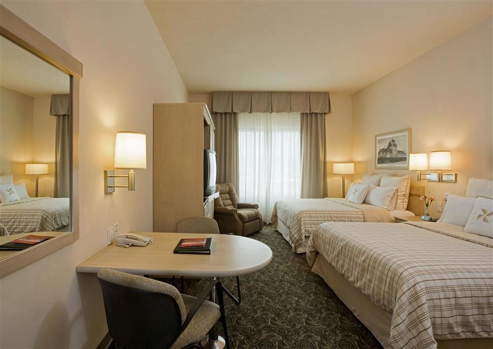 Four Points By Sheraton Galerias Μοντερέι Δωμάτιο φωτογραφία A typical hotel room