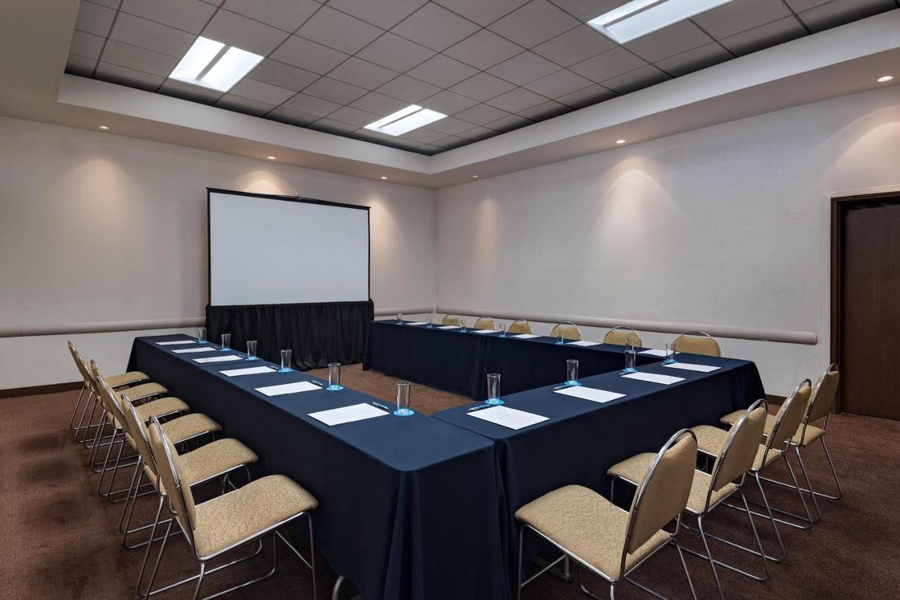 Four Points By Sheraton Galerias Μοντερέι Εξωτερικό φωτογραφία A meeting room