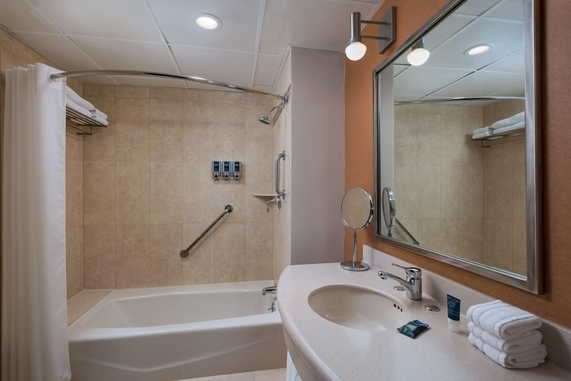 Four Points By Sheraton Galerias Μοντερέι Εξωτερικό φωτογραφία A bathroom in a hotel