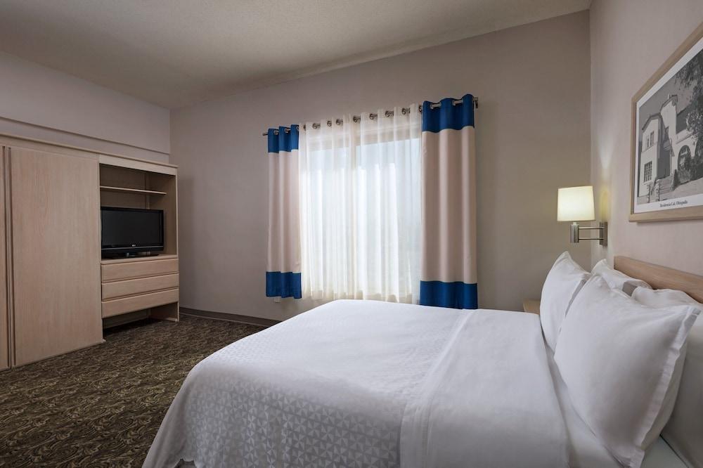 Four Points By Sheraton Galerias Μοντερέι Εξωτερικό φωτογραφία A bedroom at the Hilton Garden Inn in San Francisco