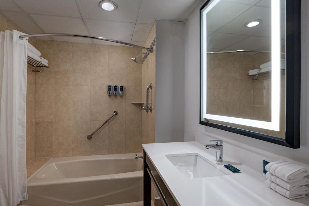 Four Points By Sheraton Galerias Μοντερέι Εξωτερικό φωτογραφία Bathroom