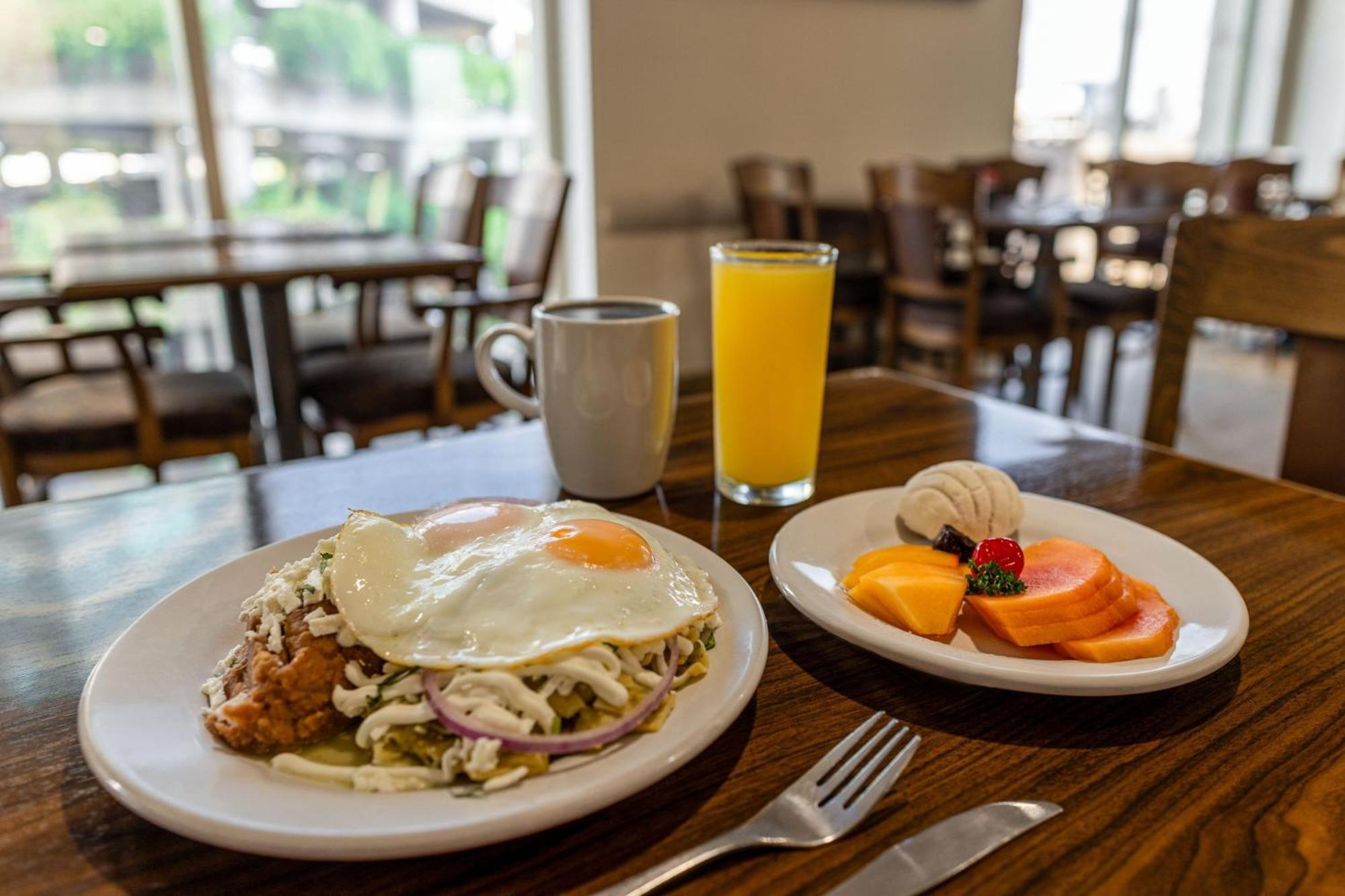 Four Points By Sheraton Galerias Μοντερέι Εξωτερικό φωτογραφία Breakfast at the Hotel