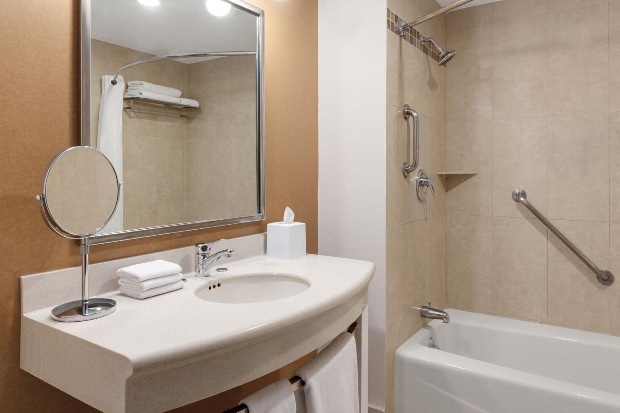Four Points By Sheraton Galerias Μοντερέι Εξωτερικό φωτογραφία Bathroom