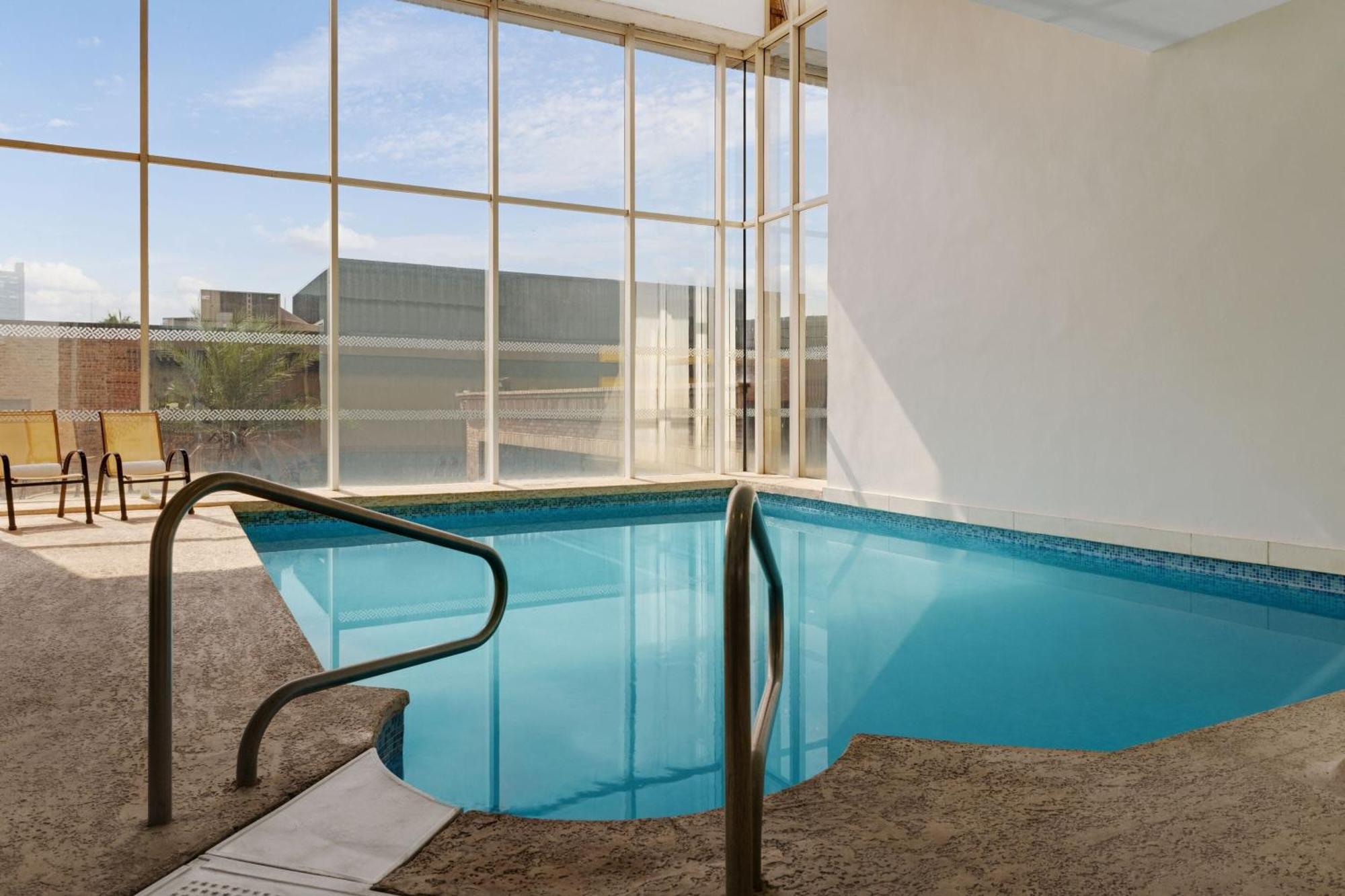 Four Points By Sheraton Galerias Μοντερέι Εξωτερικό φωτογραφία The pool at the 1964 Olympic Village