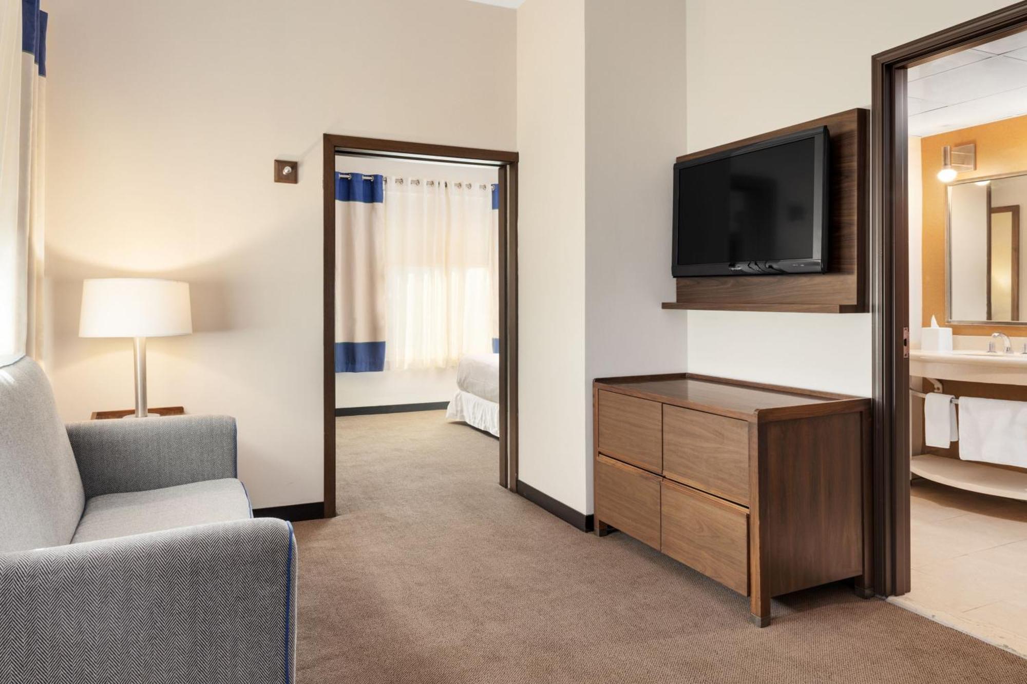 Four Points By Sheraton Galerias Μοντερέι Εξωτερικό φωτογραφία A typical suite at the Residence Inn