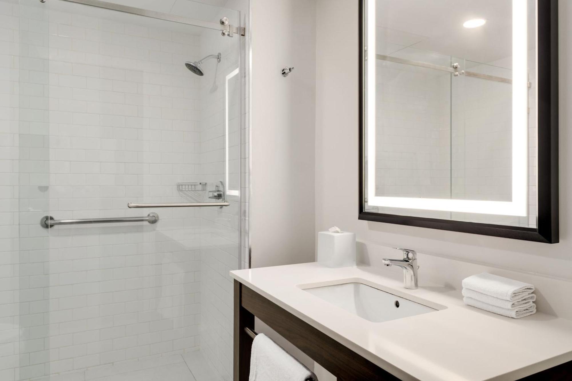 Four Points By Sheraton Galerias Μοντερέι Εξωτερικό φωτογραφία A bathroom in a Hilton Garden Inn