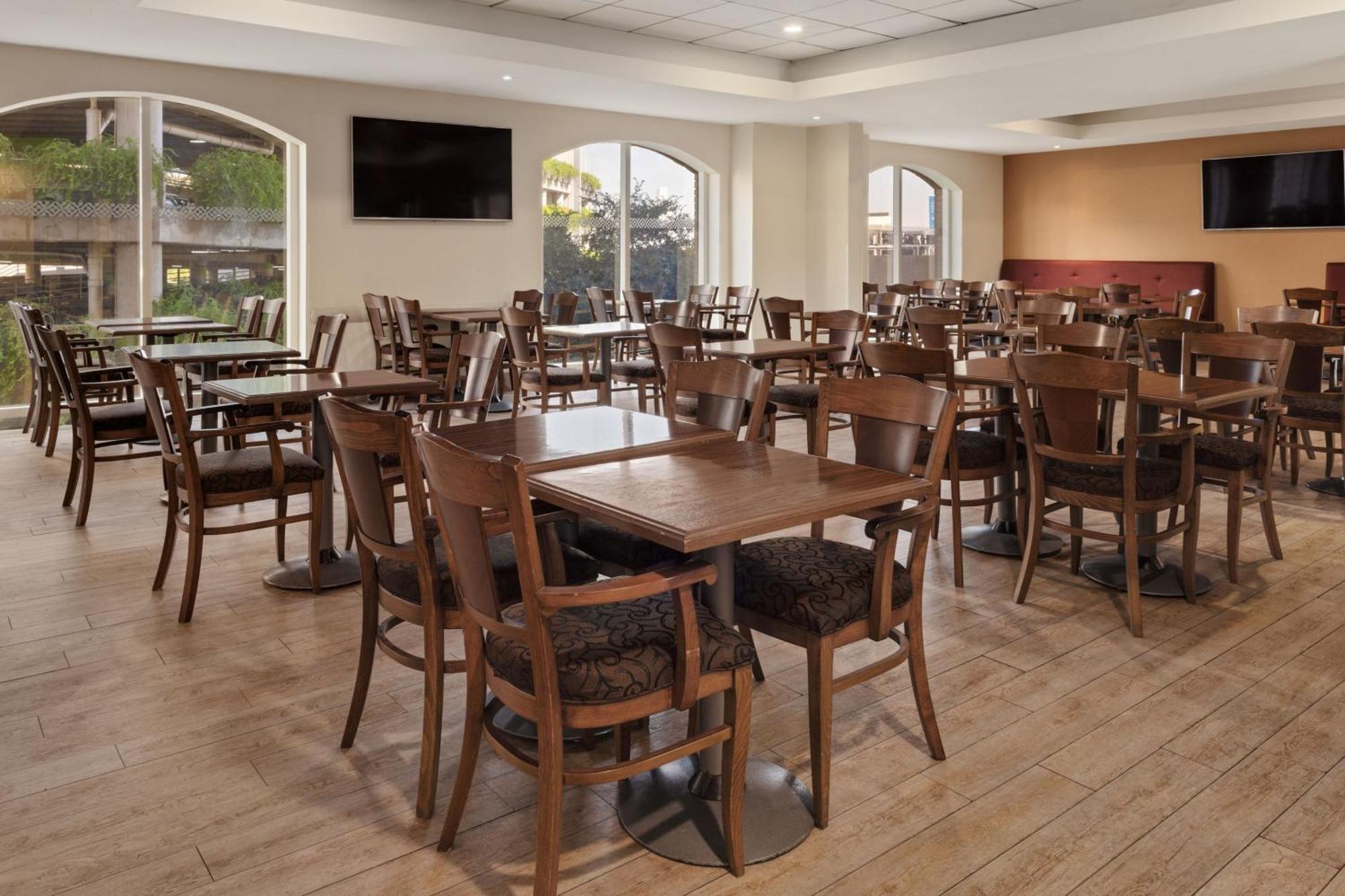 Four Points By Sheraton Galerias Μοντερέι Εξωτερικό φωτογραφία The dining room at the hotel