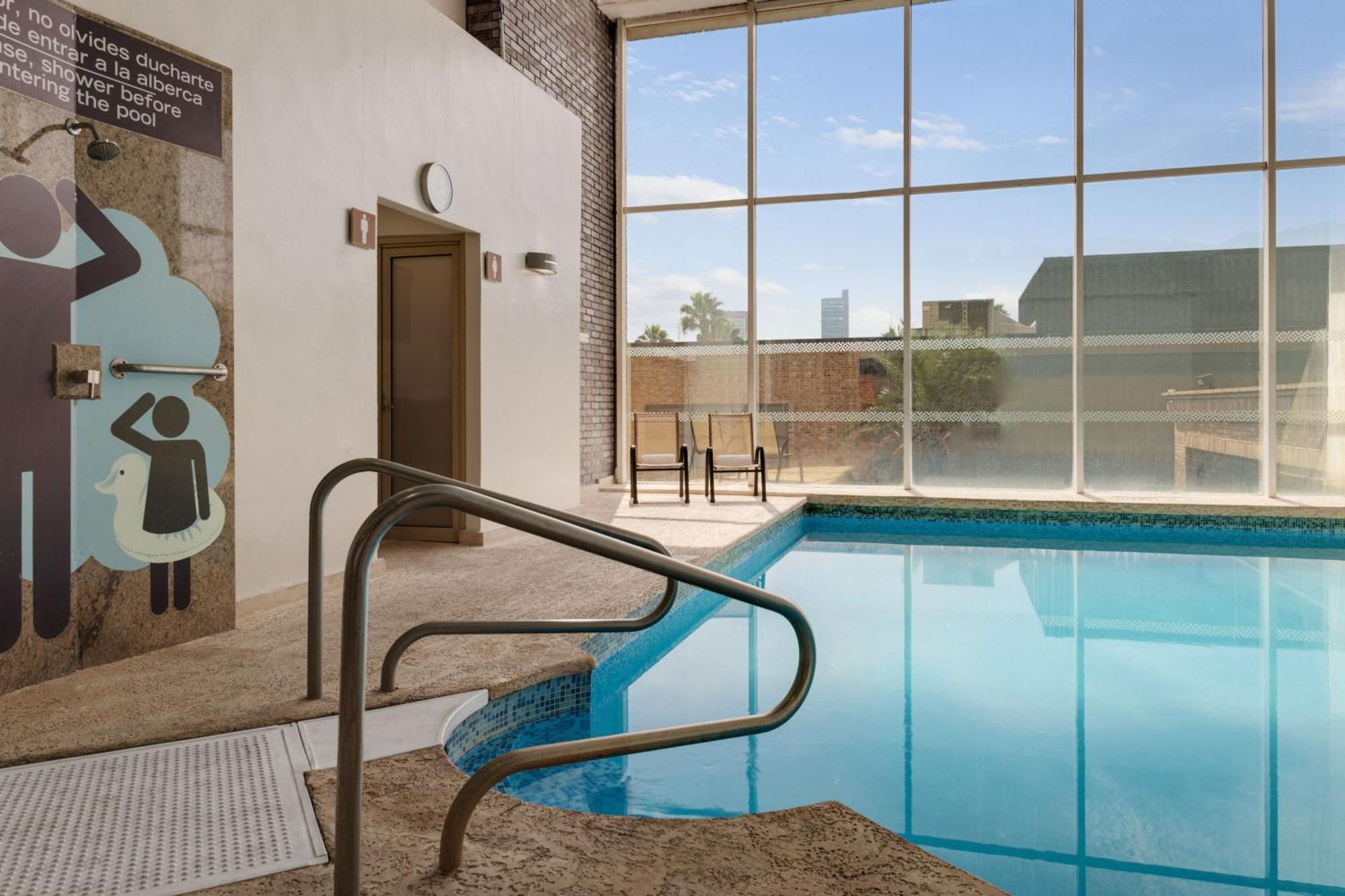 Four Points By Sheraton Galerias Μοντερέι Εξωτερικό φωτογραφία The pool at the hotel