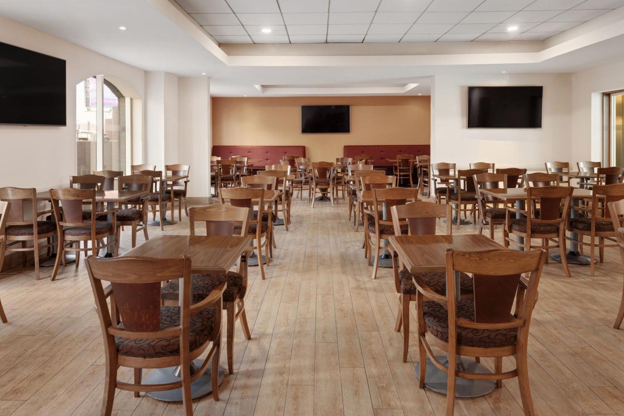 Four Points By Sheraton Galerias Μοντερέι Εξωτερικό φωτογραφία The dining room at the 2012 Olympic Village