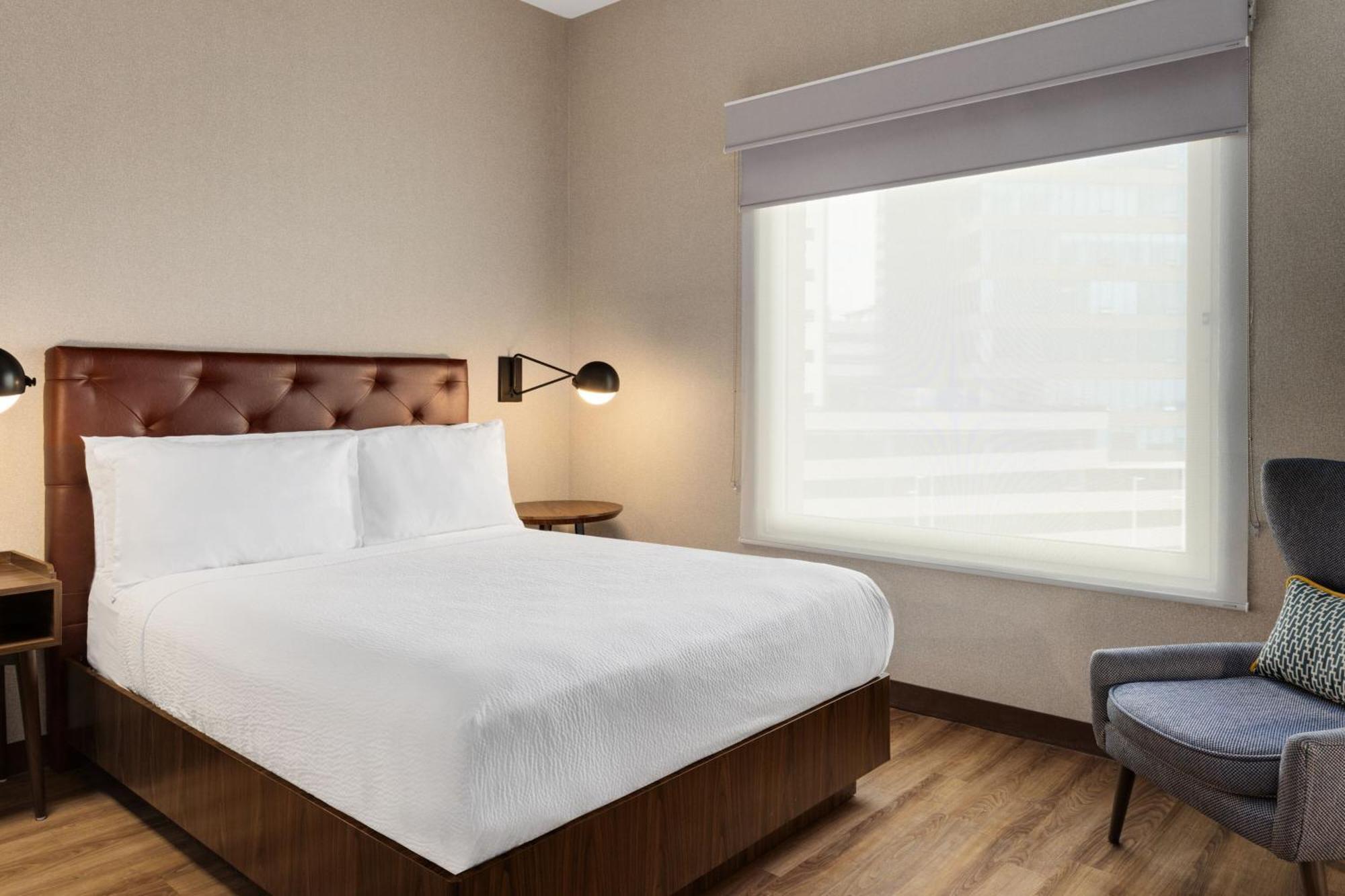 Four Points By Sheraton Galerias Μοντερέι Εξωτερικό φωτογραφία A bedroom at the Hotel Commonwealth