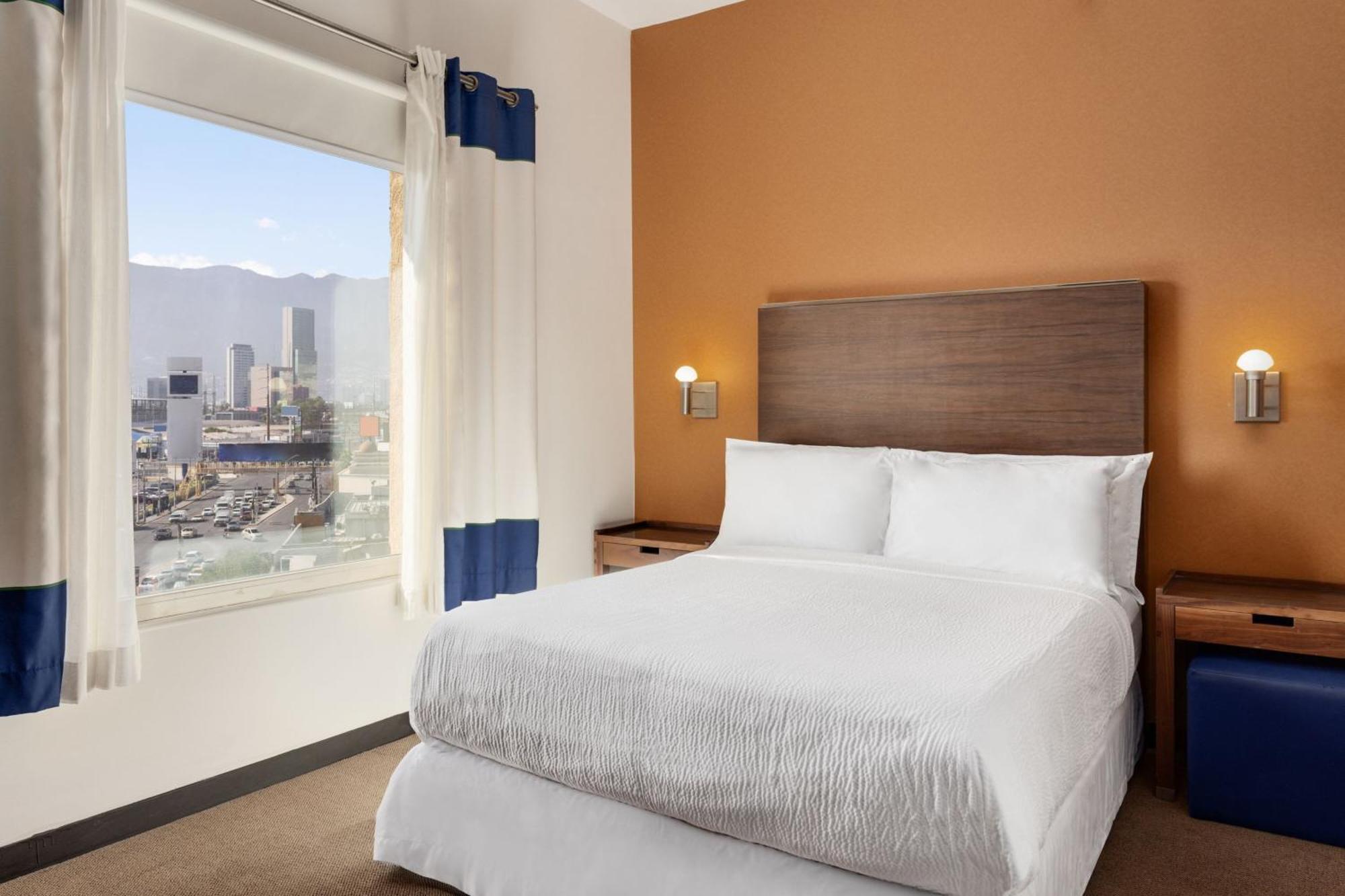 Four Points By Sheraton Galerias Μοντερέι Εξωτερικό φωτογραφία A typical bedroom in a Residence Inn