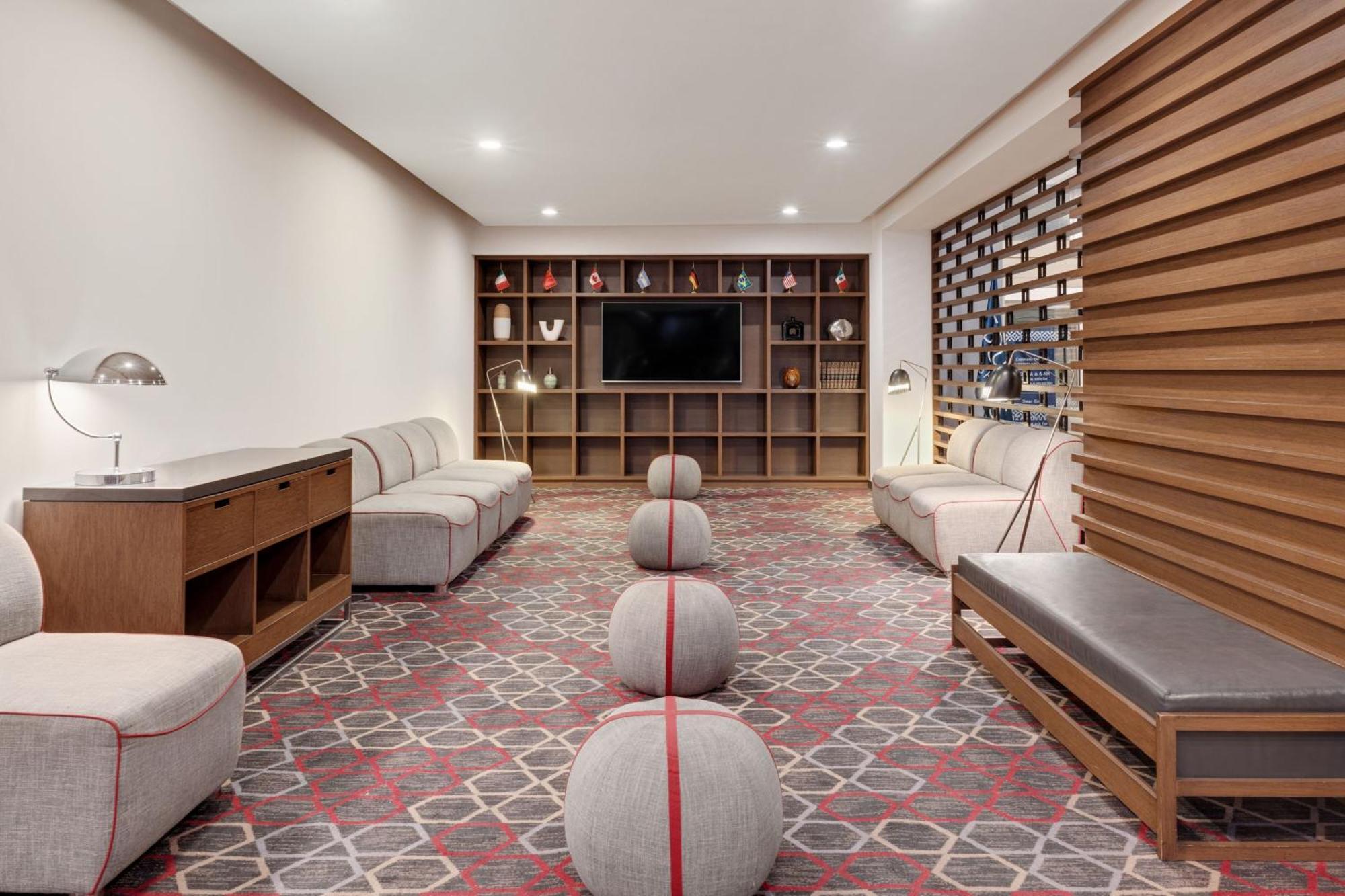 Four Points By Sheraton Galerias Μοντερέι Εξωτερικό φωτογραφία The lounge at the airport