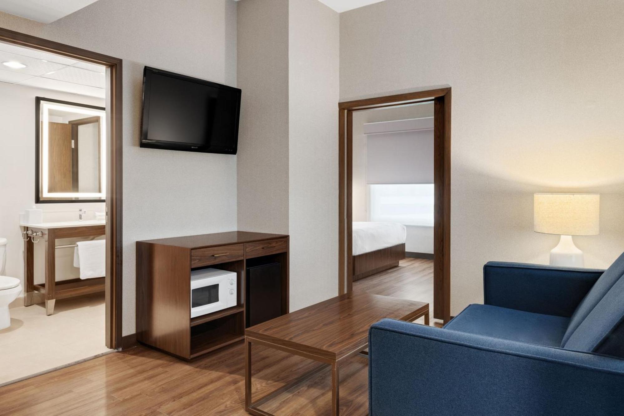 Four Points By Sheraton Galerias Μοντερέι Εξωτερικό φωτογραφία A suite at the Hilton Garden Inn in San Francisco