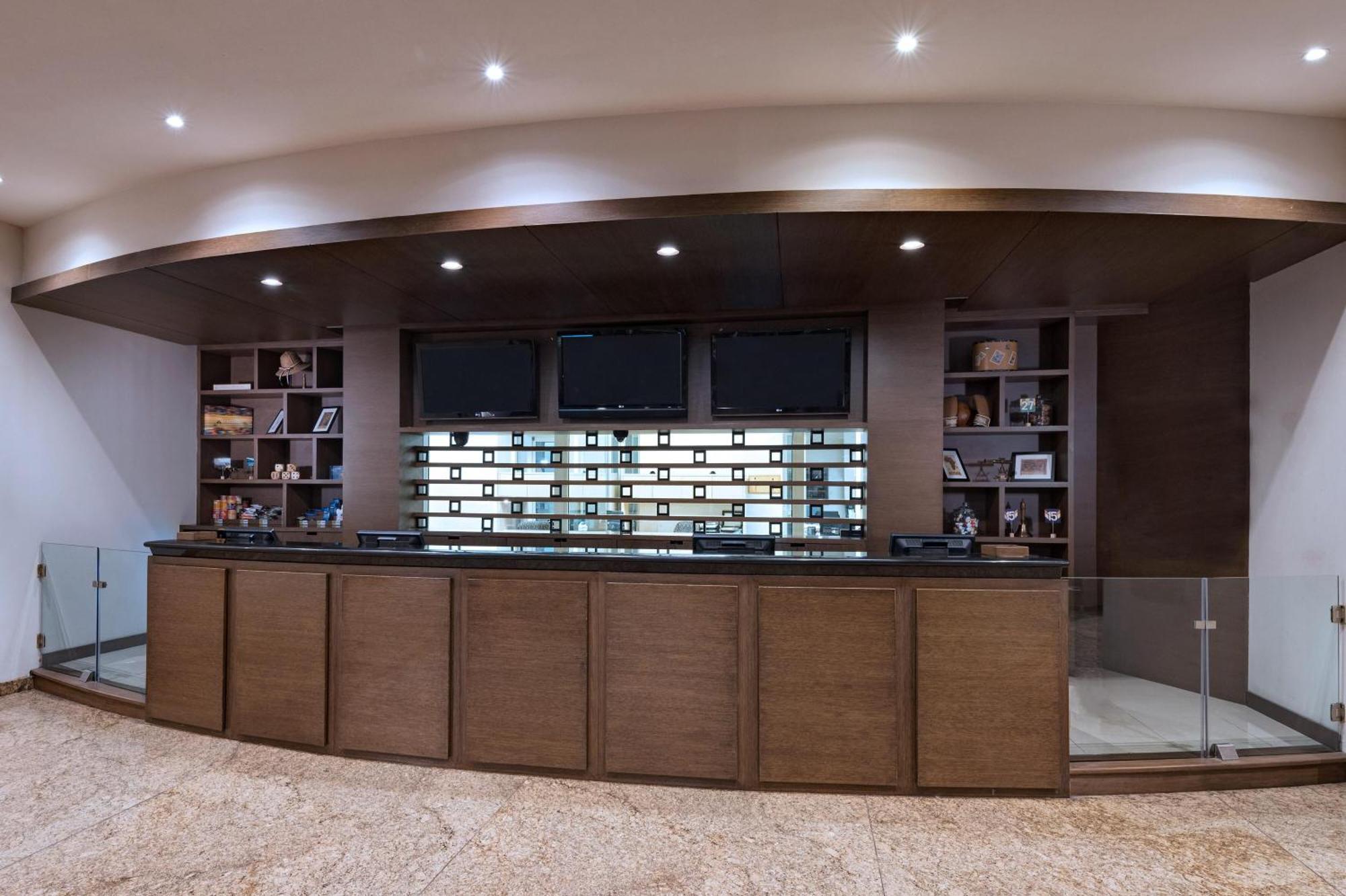 Four Points By Sheraton Galerias Μοντερέι Εξωτερικό φωτογραφία The reception desk at the library