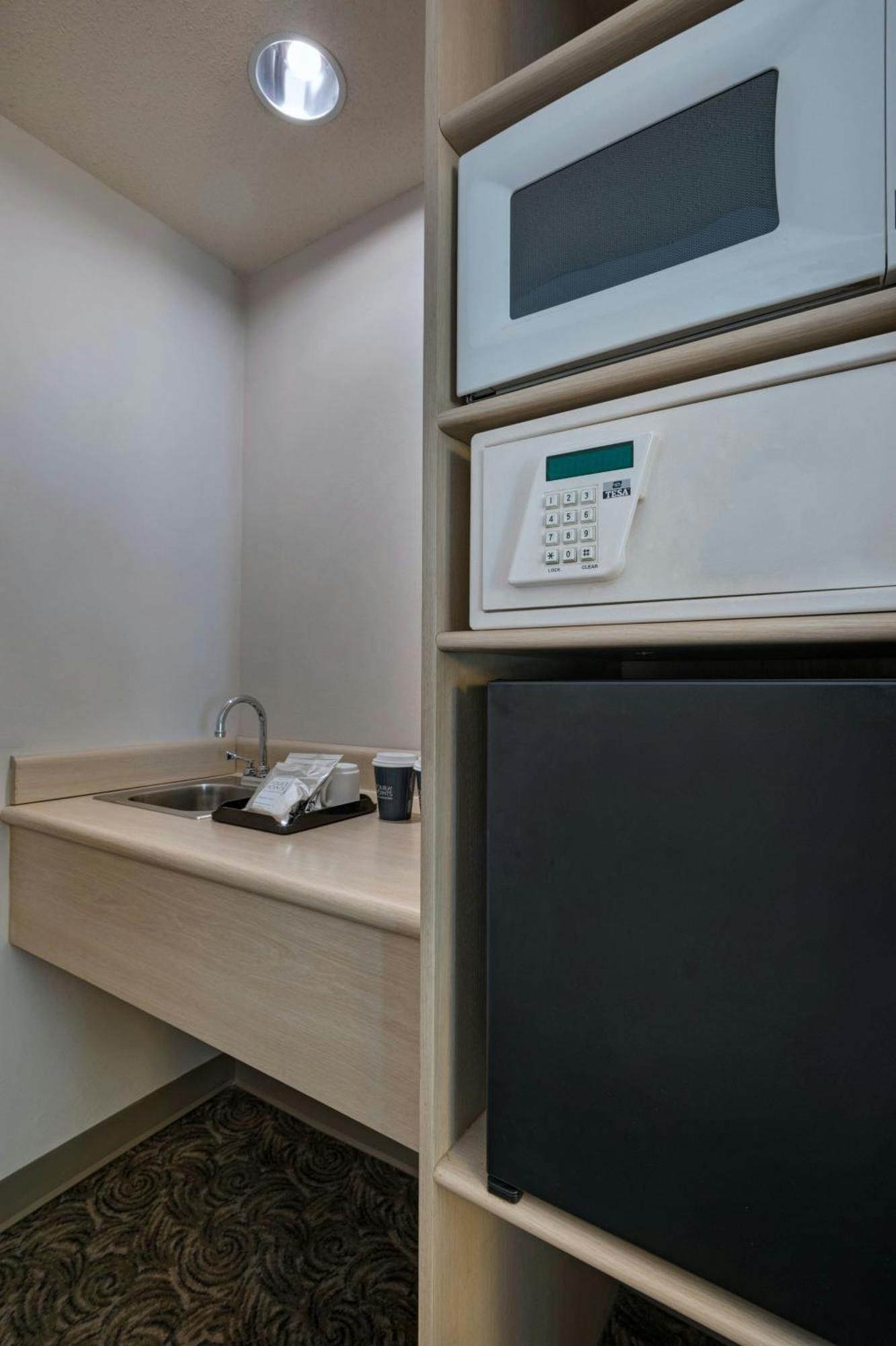 Four Points By Sheraton Galerias Μοντερέι Εξωτερικό φωτογραφία A safe in a hotel room